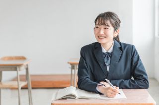 楽しそうに学ぶ女子学生