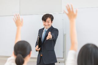 楽しそうに学生と交流する社員