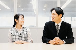 横並びになって話す人々