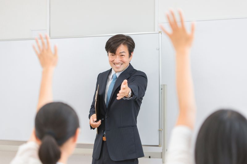楽しそうに学生と交流する社員