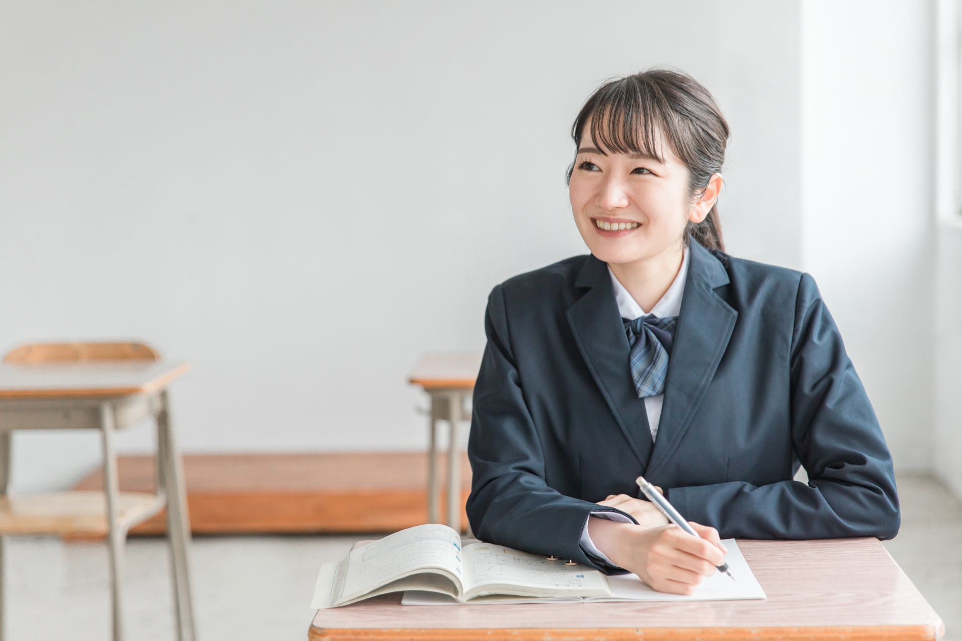 楽しそうに学ぶ女子学生