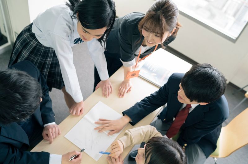 楽しく会話する学生と社員